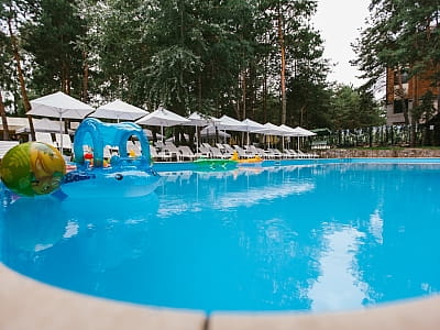18 метровий басейн паркової зони в заміському комплексі "Sobi Club" в селі Хотянівка біля Києва 