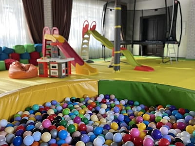 Дитяча ігрова зона в заміському комплексі "Sobi Club" в селі Хотянівка біля Києва
