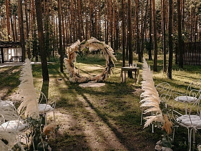 Зона для урочистих весільних церемоній в заміському комплексі відпочинку SOSNOVEL (Сосновель)