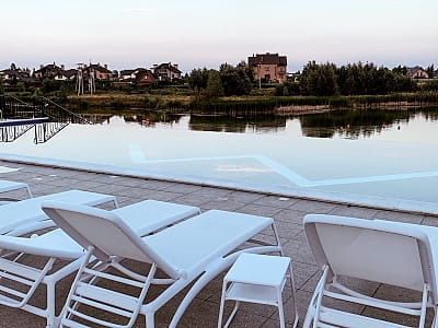 Панорамний відкритий басейн в заміському комплексі "Wish Aqua & SPA Resort" біля Києва 