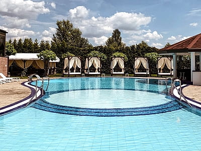 Двозонний, для дорослих і дітей, відкритий басейн в заміському комплексі "Wish Aqua & SPA Resort" біля Києва 