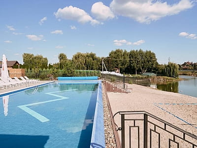 Панорамний відкритий басейн та пляжна зона біля великої води в заміському комплексі "Wish Aqua & SPA Resort" біля Києва 