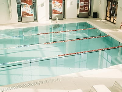 Спортивний критий басейн довжиною в 25 метрів в заміському комплексі "Wish Aqua & SPA Resort" біля Києва