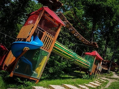 Дитячий майданчик та мотузковий парк в заміському комплексі "Бухта Вікінгів" в Старому селі поряд зі Львовом