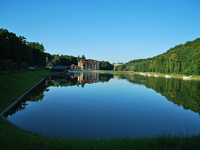 Озеро в заміському комплексі "Бухта Вікінгів" в Старому селі поряд зі Львовом