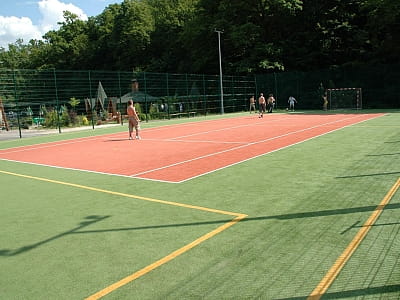 Поля для гри в футбол, волейбол, теніс в заміському комплексі "Бухта Вікінгів" в Старому селі поряд зі Львовом