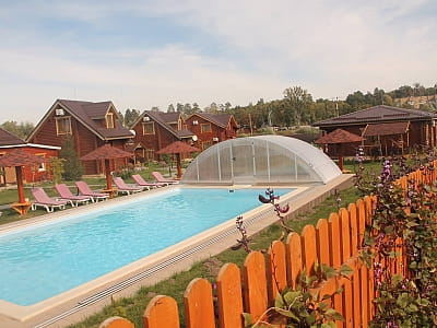 Відкритий літній басейн в заміському комплексі "Лісне ранчо" в селі Лісне, біля Києва
