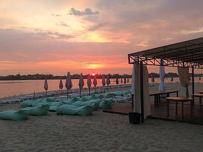 Пляж в заміському комплексі "Mayachok Beach Club" на околиці Києва