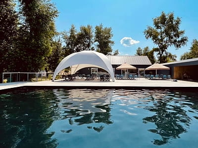 Літній басейн в заміському комплексі "Mayachok Beach Club" на околиці Києва