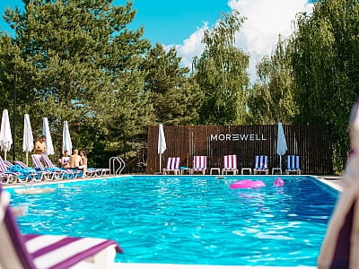 Великий літній басейн в заміському комплексі "Morewell" в селі Толокунь, поруч із Києвом. 