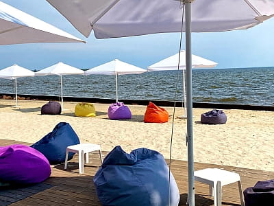 Пляж на березі Київського моря в заміському комплексі "Morewell" в селі Толокунь, поруч із Києвом. 