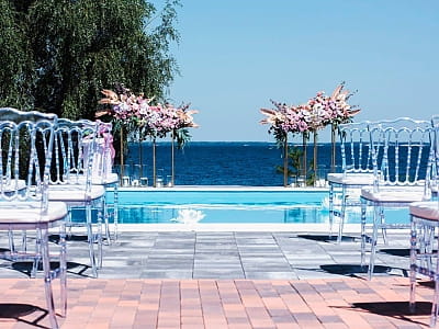 Арка для урочистих весільних церемоній в заміському комплексі на березі Київського моря "Morewell". 
