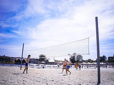 Поле для гри в пляжний волейбол в заміському комплексі "Palmira Resort" в передмісті Львова