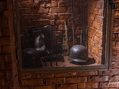 Знайдіть вихід із законсервованого бункера УПА в квест кімнаті "Підпільний штаб: Криївка".