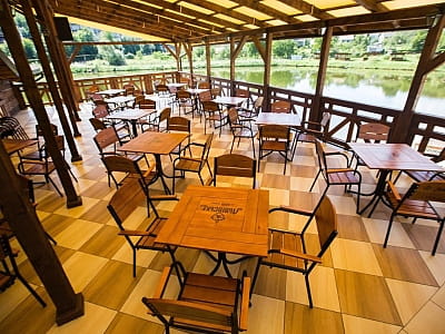 Тераса ресторана в заміському комплексі "Тартак-Резорт" в селі Бережани