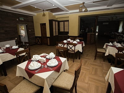 Ресторан в заміському комплексі "Тартак-Резорт" в селі Бережани