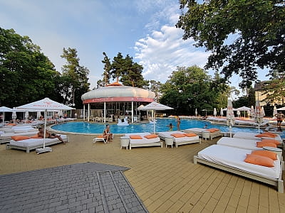 Заміський комплекс Києва з басейном "KONCHA ZASPA park&resort" розташований в елітному куточку, курортній зоні, усього за кілька хвилин їзди від центру столиці України. 