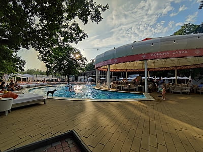 Влітку заміський готель "KONCHA ZASPA park&resort" стає улюбленим місцем відпочинку багатьох киян, де можна отримати чудову засмагу, поніжитися в теплій воді басейну. 