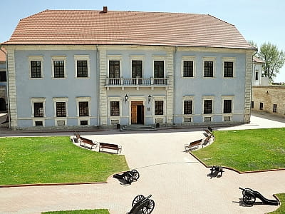 В Збаразькому замку розміщено понад 11 тисяч експонатів та різноманітні експозиції, присвячені історії та культурі цього місця.