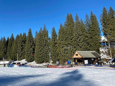 Гірськолижний курорт "Коза" знаходиться в мальовничому селі Яблуниця, що входить до складу Яремчанської міської ради Івано-Франківської області. 