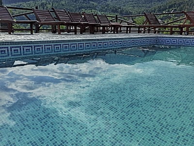 Літній басейн в гірськолижно-туристичному комплексі "Мигово" в Чернівецькій області