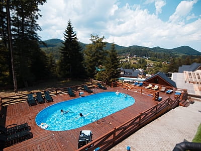 Літній басейн при готелі в гірськолижно-туристичному комплексі "Мигово" в Чернівецькій області