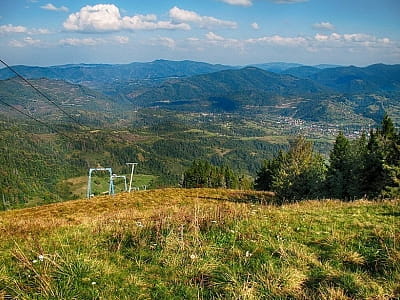 Гора що включається в гірськолижний комплекс Славсько та має великий бір трас для відпочивальників з різним рівнем підготовки загальною довжиною 22 км