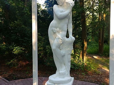 Скульптури в ботанічному саду НУБіП