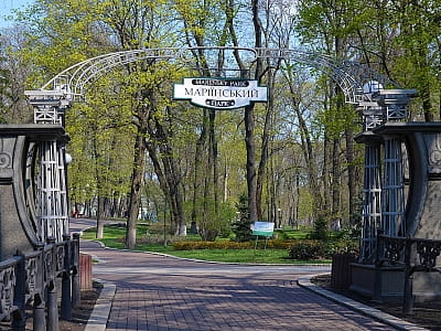 Маріїнський парк на вулиці Грушевського в Києві