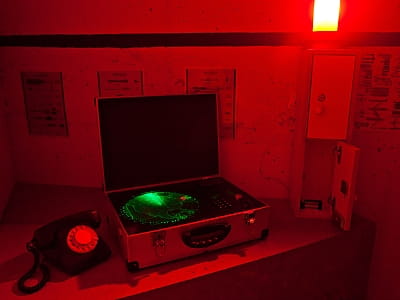 Квест-кімната "Бункер" в антуражі бункера на час "судного дня", що створений для забезпечення виживання людства.