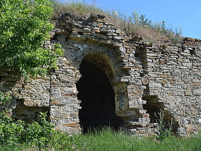 Руїни Озаринецького замку в Вінницькій області.