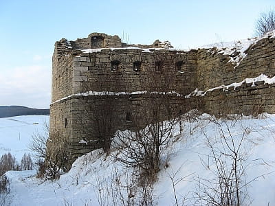 Сатанівський замок, знаходиться у північній частині селища Сатанів на кряжі біля річки Збруч, є визначною архітектурною пам'яткою та містобудування національного значення в Україні.