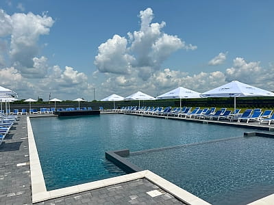 Відкритий басейн в пляжному комплексі Gray Pool & Club