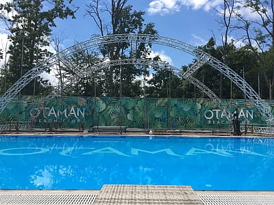 Відкритий басейн в заміському комплексі Otaman Resort